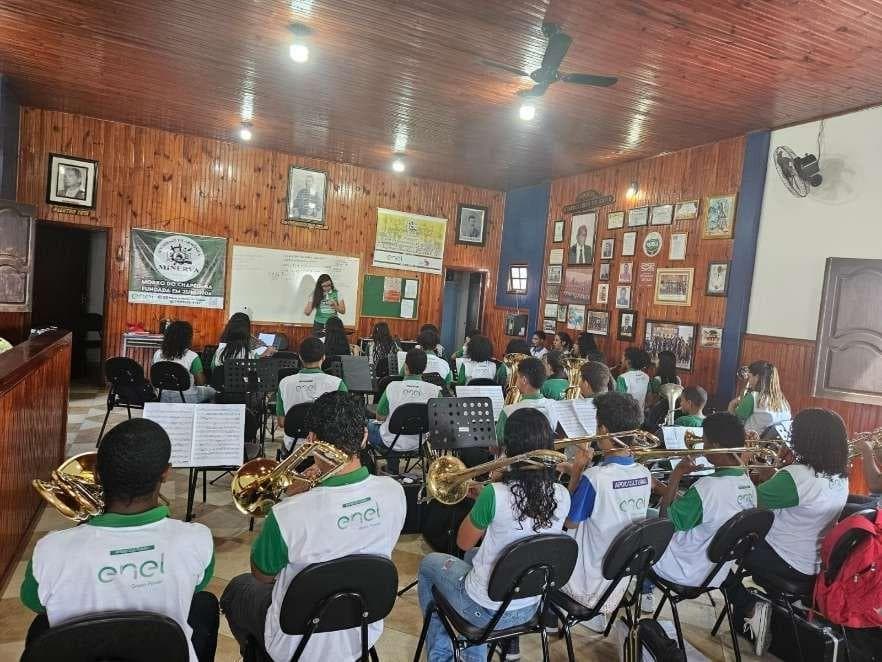 Aula de teoria e solfejo com a Maestrina e alunos aprendizes