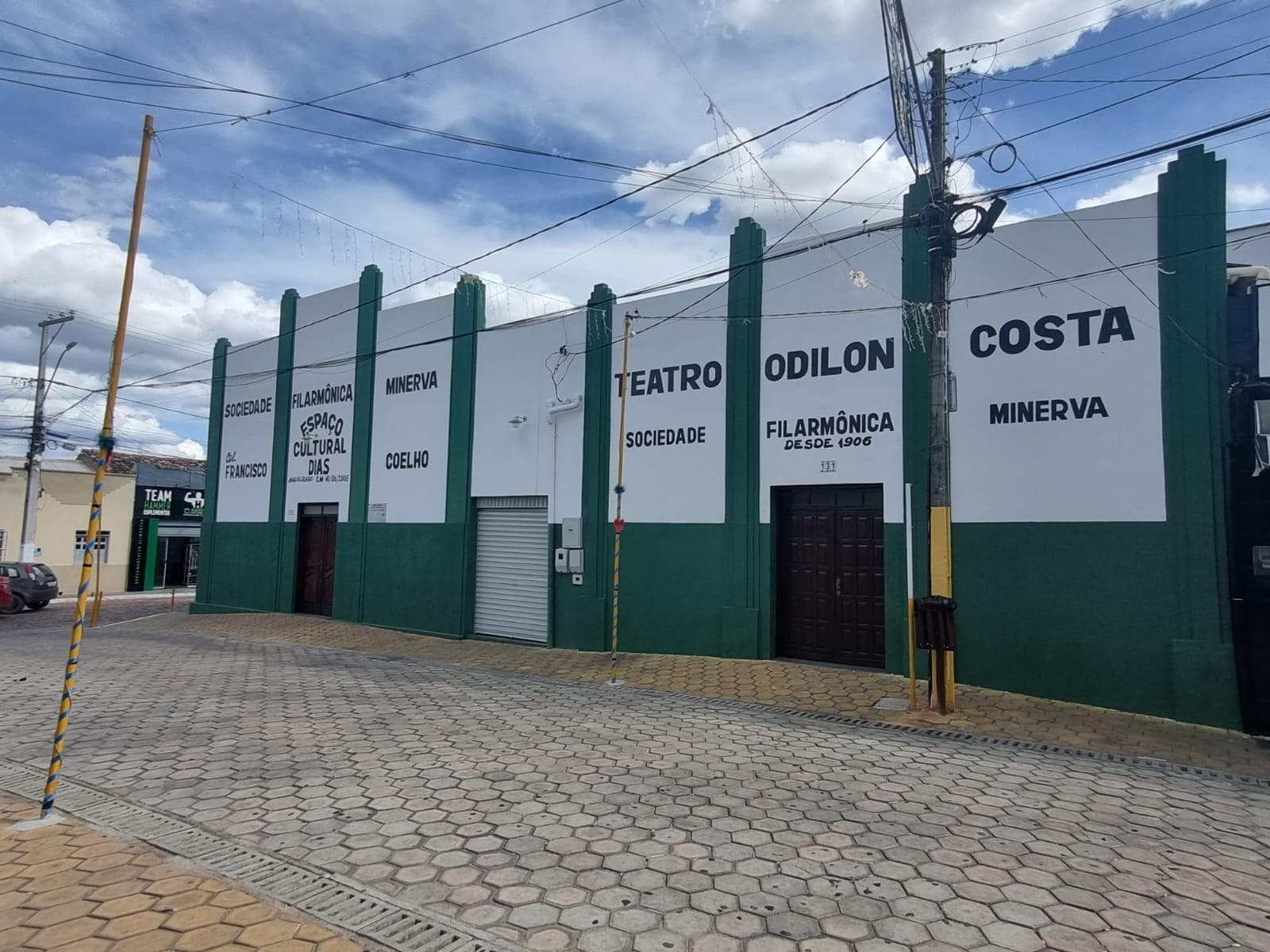 Fachada real do Teatro Odilon Costa, sede da Sociedade Filarmônica Minerva na Praça Augusto Públio